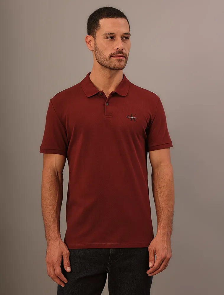 POLO CKJ MASC MC LOGO RE ISSUE PEITO BORDO