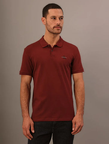 POLO CKJ MASC MC LOGO RE ISSUE PEITO BORDO