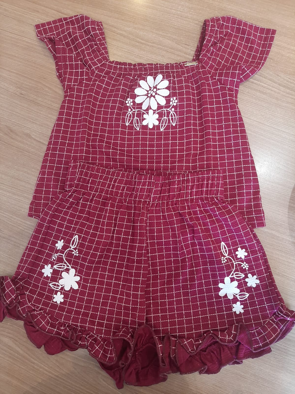 CONJ FEM BL E SHORT XADREZ FLORES RELEVO VERMELHO