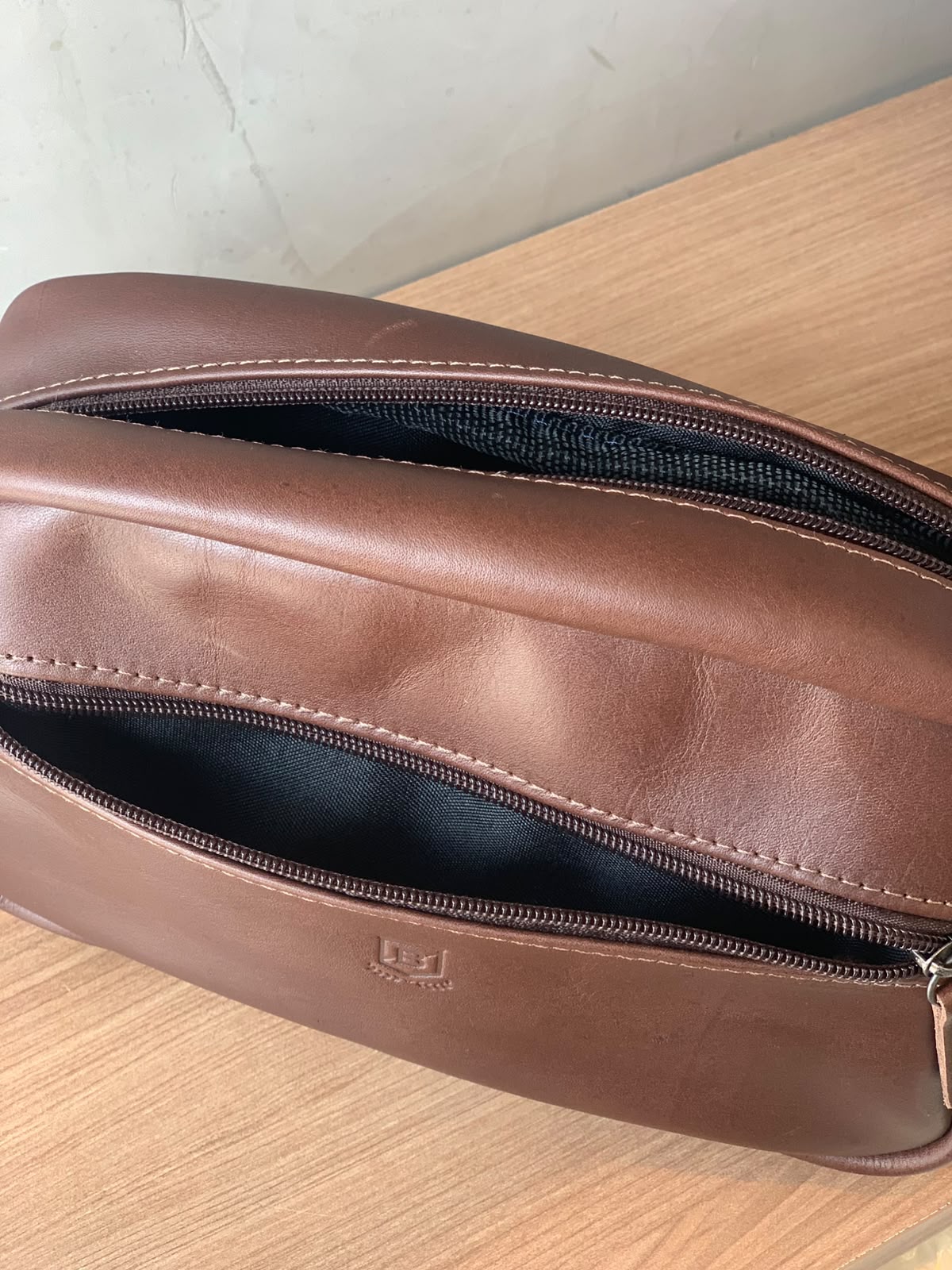 NECESSAIRE COURO BRENDON MARROM
