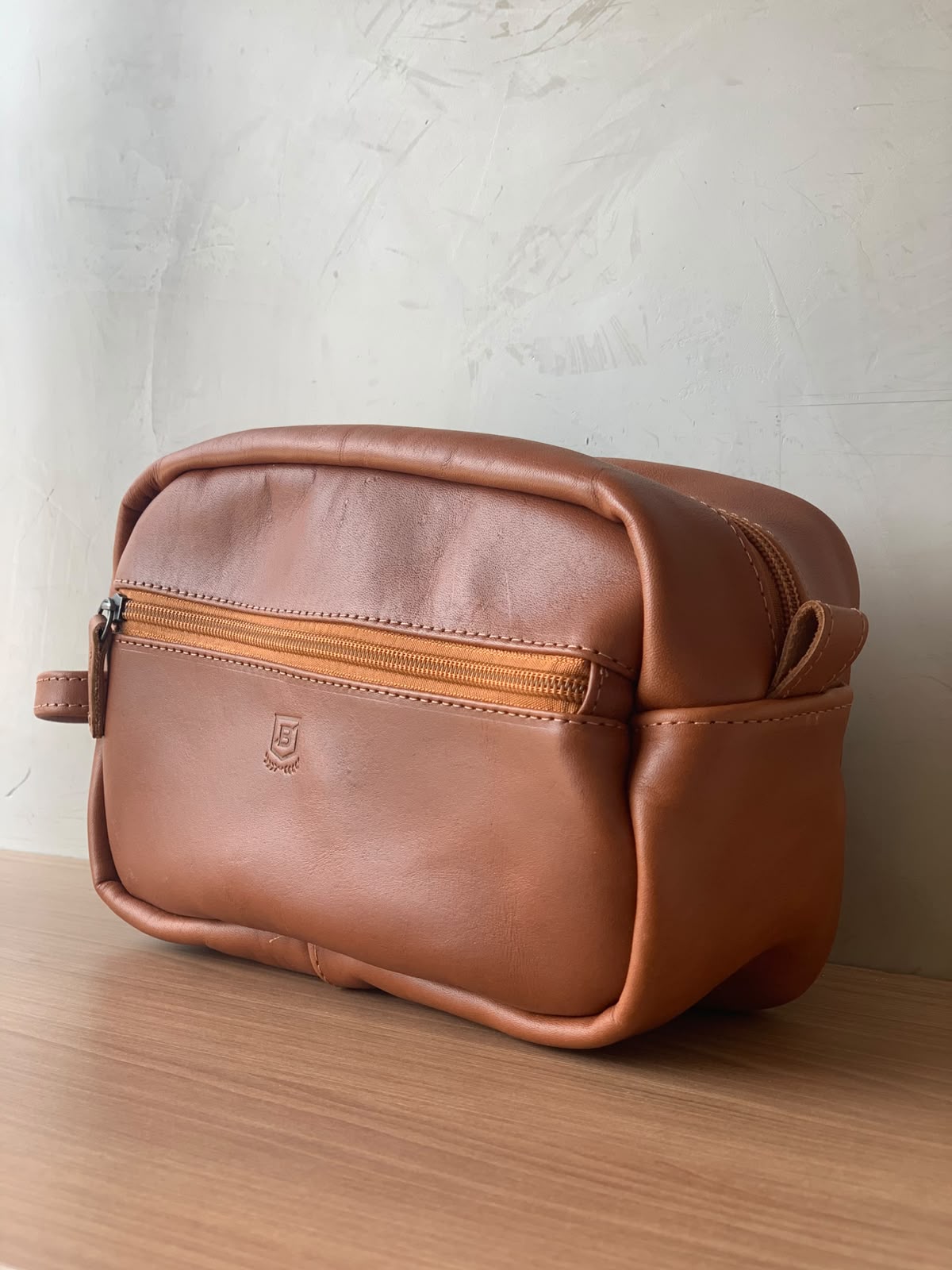 NECESSAIRE COURO BRENDON CARAMELO