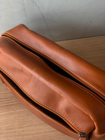 NECESSAIRE COURO BRENDON CARAMELO
