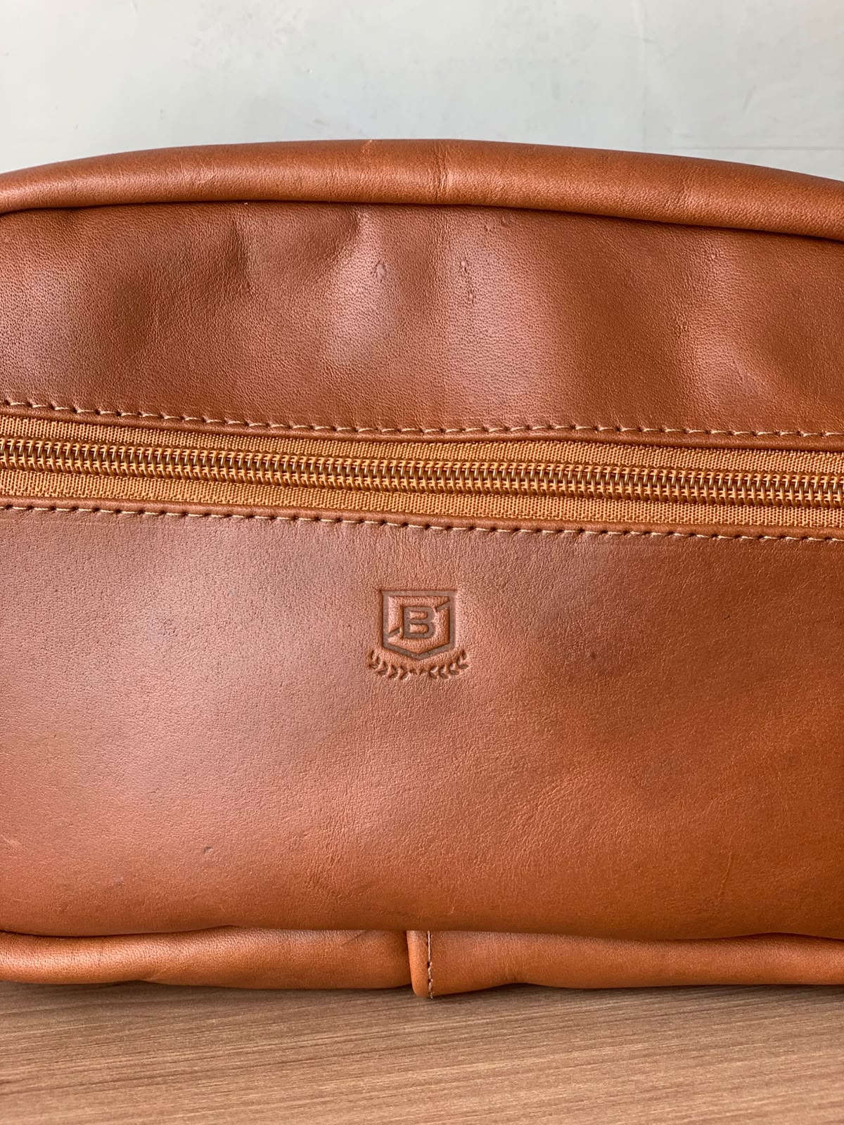 NECESSAIRE COURO BRENDON CARAMELO