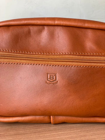 NECESSAIRE COURO BRENDON CARAMELO