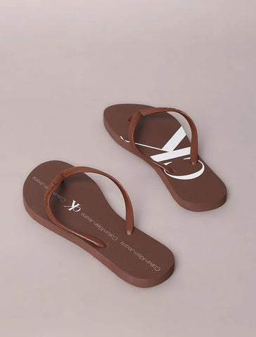 CHINELO CKJ FEM LOGO CORRIDO CK MARROM