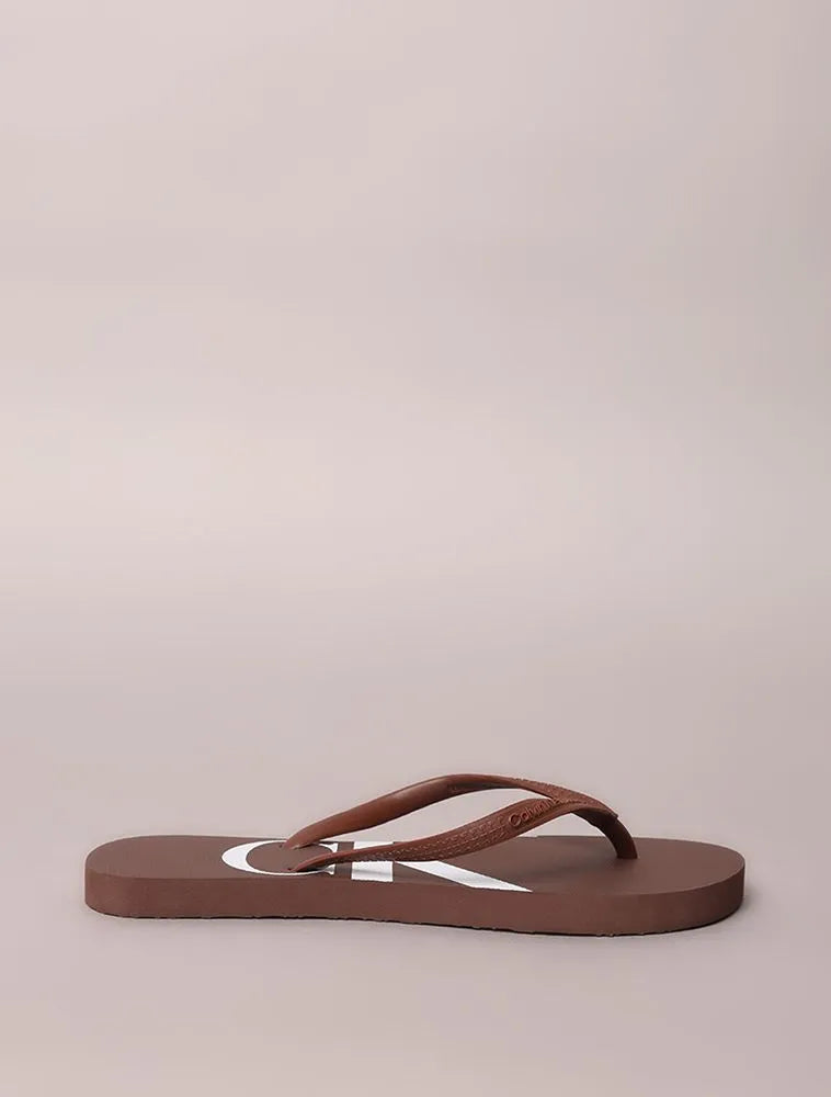 CHINELO CKJ FEM LOGO CORRIDO CK MARROM
