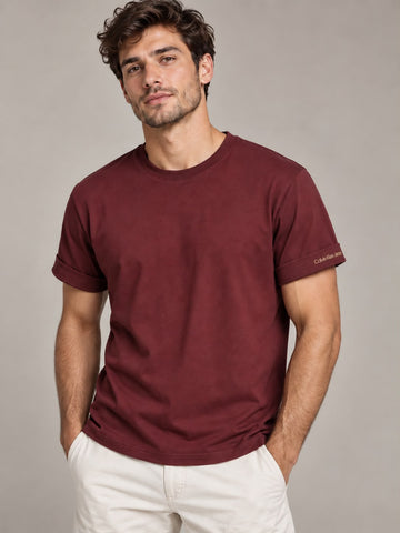 CAMISETA MC MAS CKJ LOGO BORDADO BORDO