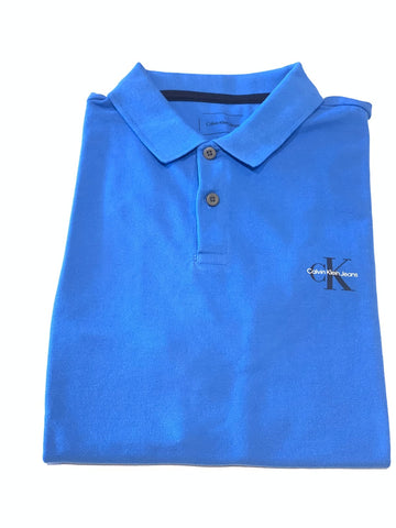 POLO CKJ MASC MC LOGO RE ISSUE PEITO AZUL MEDIO