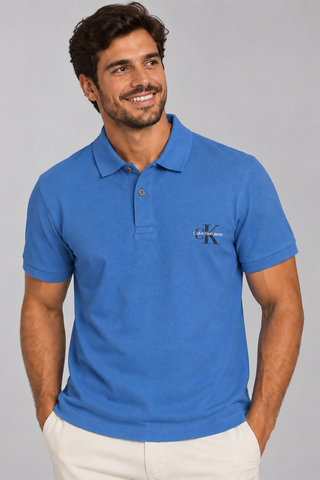 POLO CKJ MASC MC LOGO RE ISSUE PEITO AZUL MEDIO