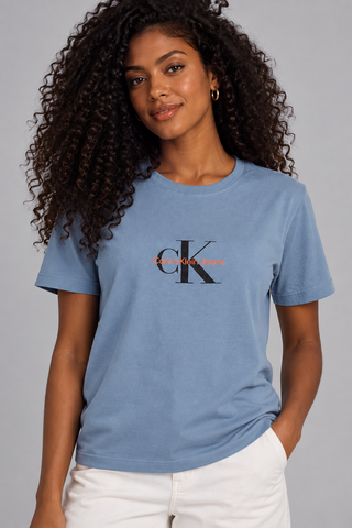 BLUSA CKJ FEM MC REISSUE CENTRALIZADO AZUL CLARO