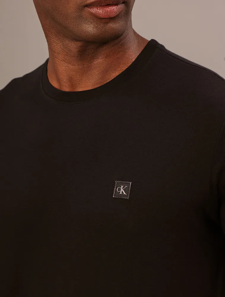 CAMISETA MC CKJ MAS PATCH PRETO