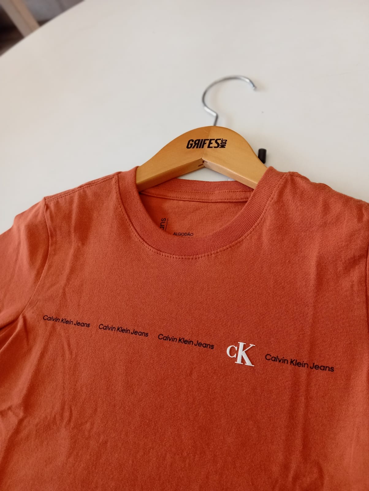 CAMISETA KIDS MAS LOGO CALVIN KLEIN CK LARANJA