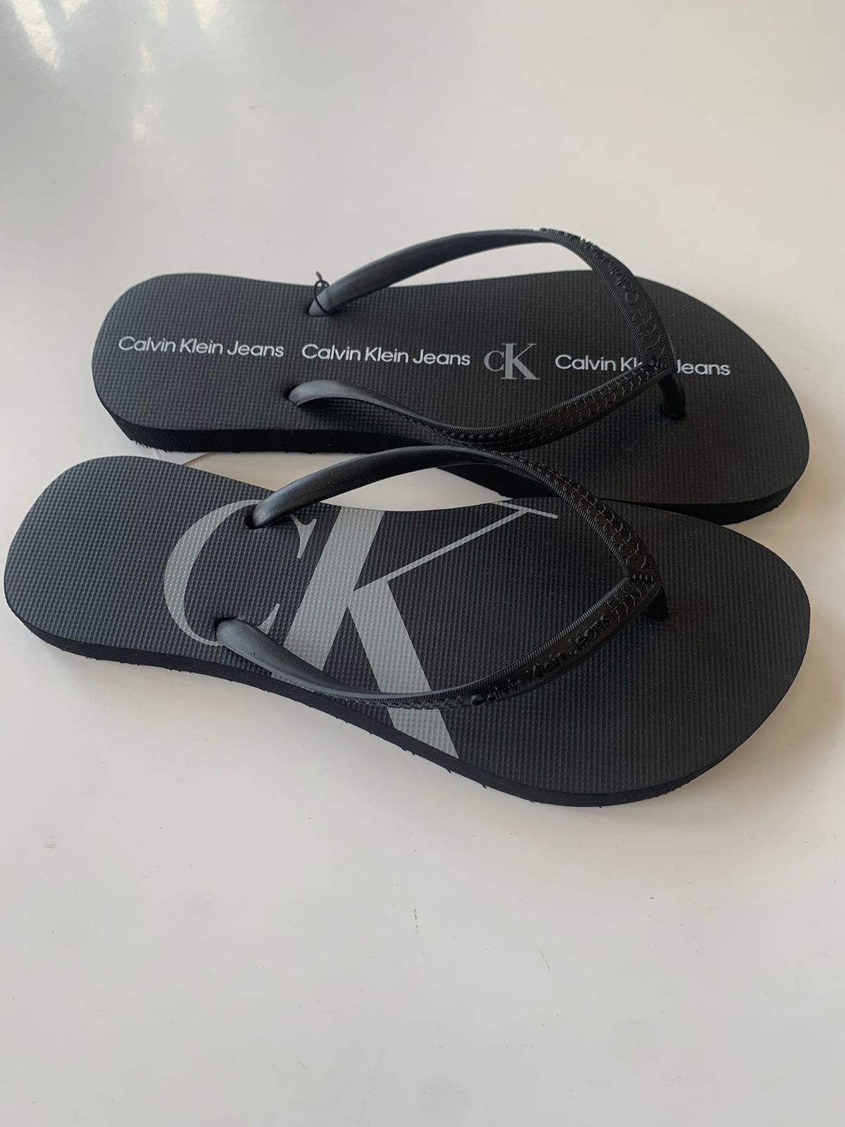 CHINELO CKJ FEM LOGO CORRIDO CK PRETO