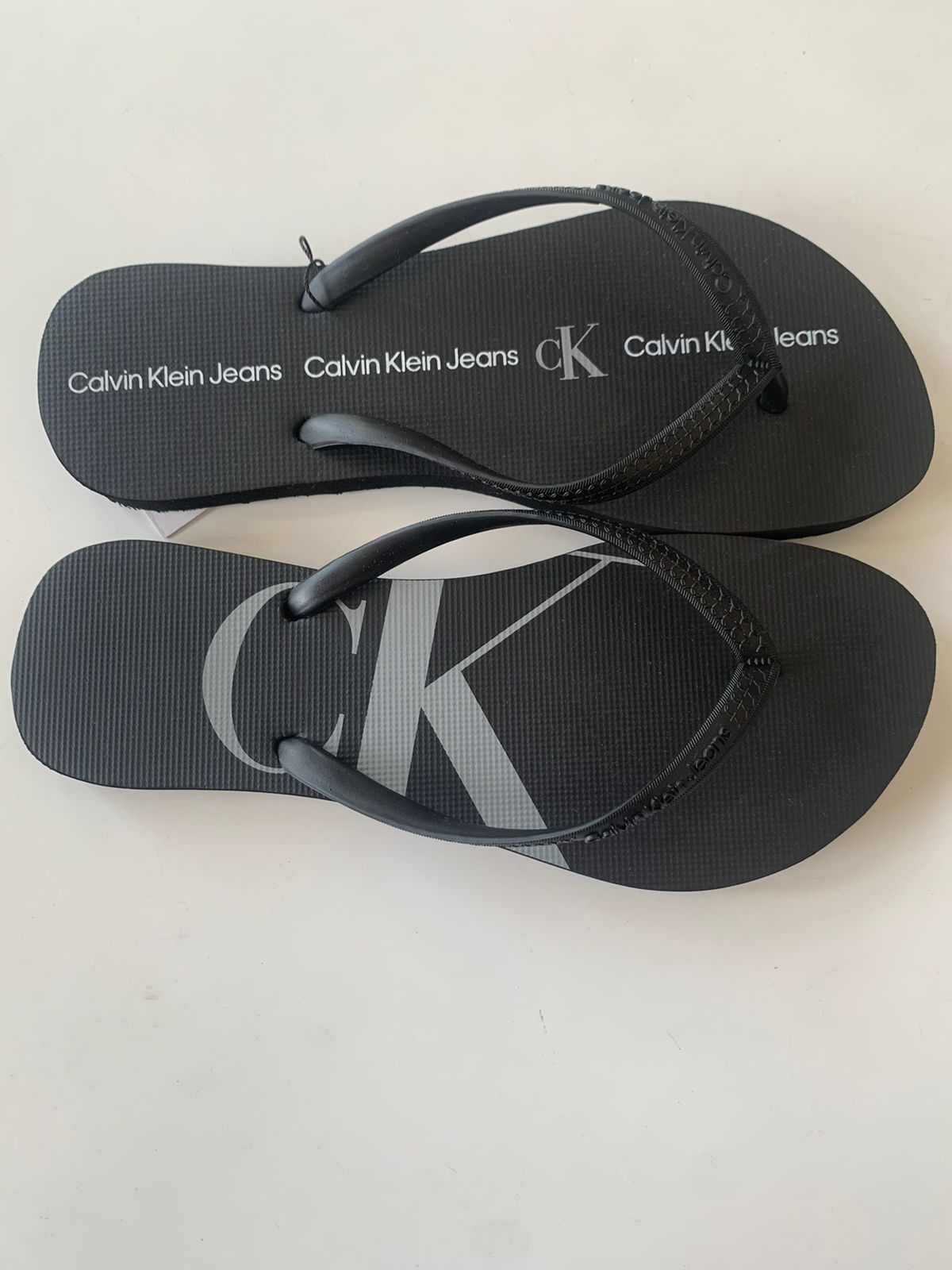 CHINELO CKJ FEM LOGO CORRIDO CK PRETO